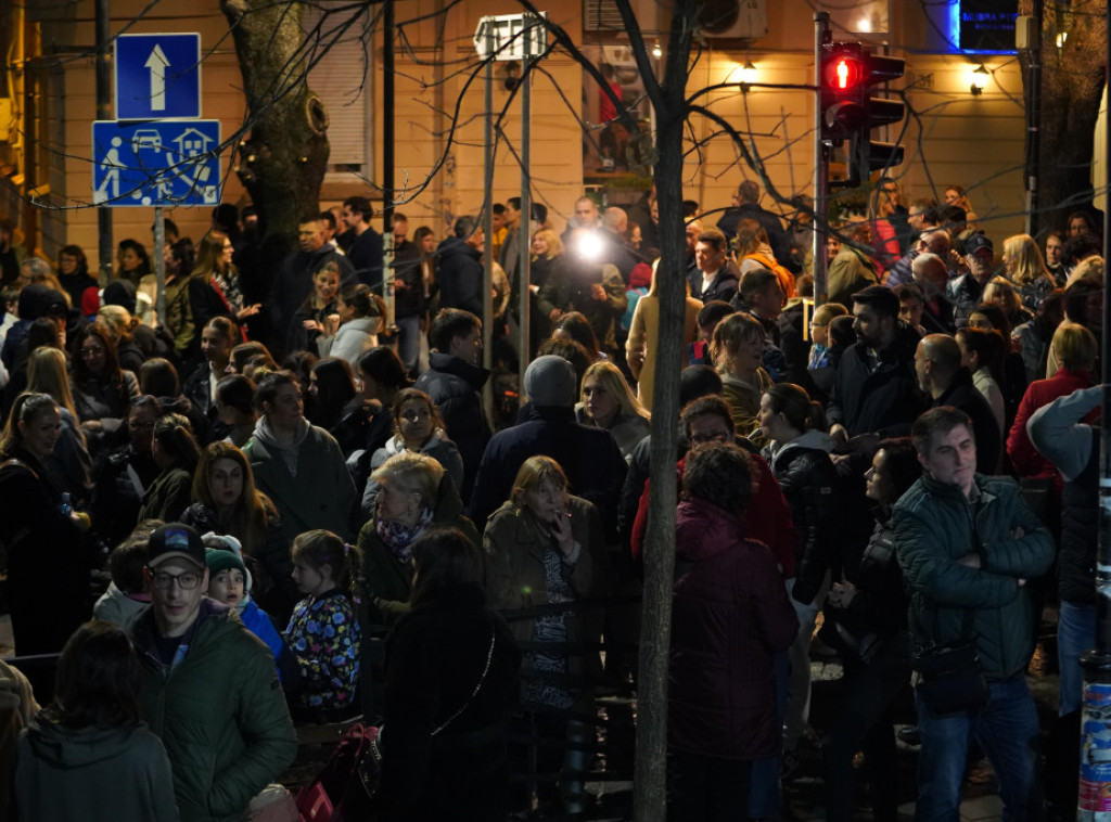 Deo roditelja učenika koji idu u OŠ "Vladislav Ribnikar" održali skup podrške i zajedništva