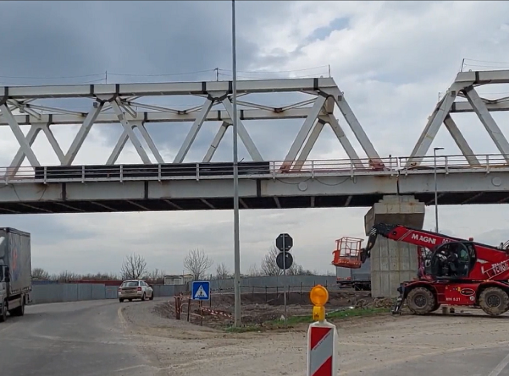 Postavljena poslednja horizontalna ploča na novom železničkom vijaduktu u Vrbasu