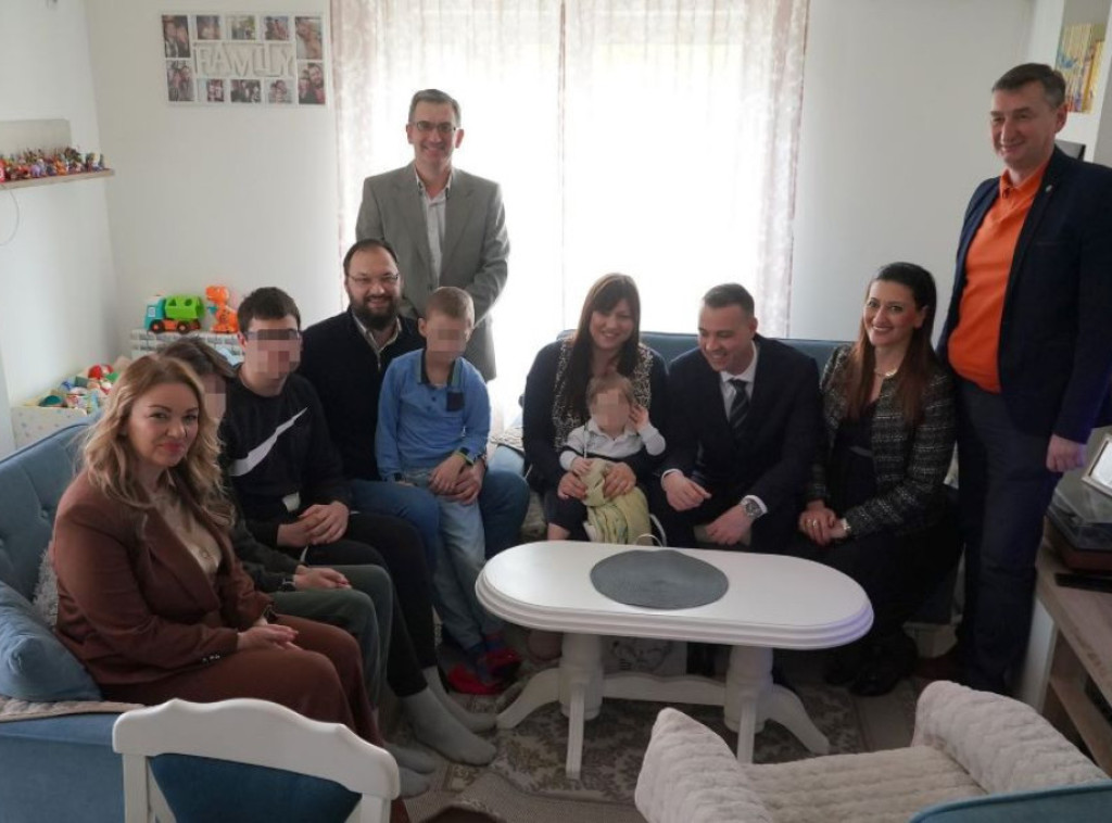 Nataša Stanisavljević i gradonačelnik Kruševca uručili ugovore o dodeli stanova za tri izbegličke porodice iz BiH