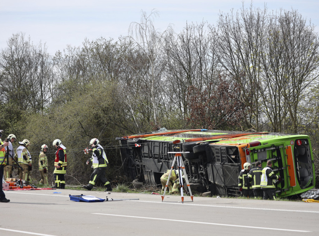 Nemačka: Prevrnuo se autobus na auto-putu, najmanje petoro mrtvih