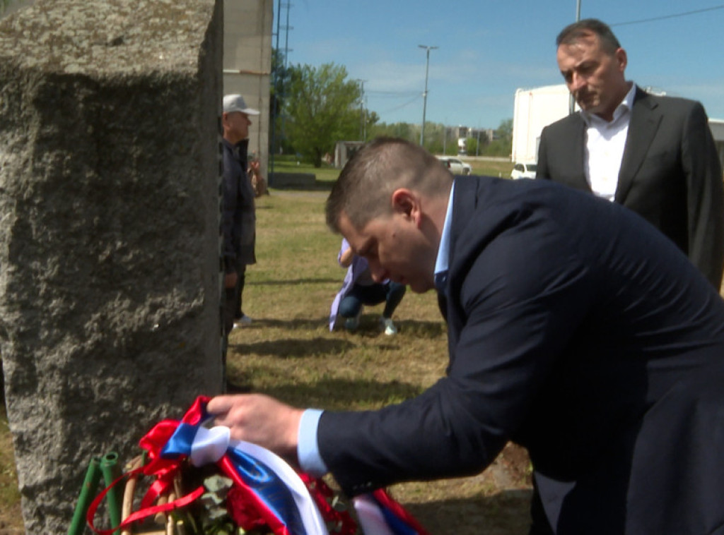 Nikola Nikodijević položio venac na spomen obeležje Slobodanu Trišiću poginulom 1999.