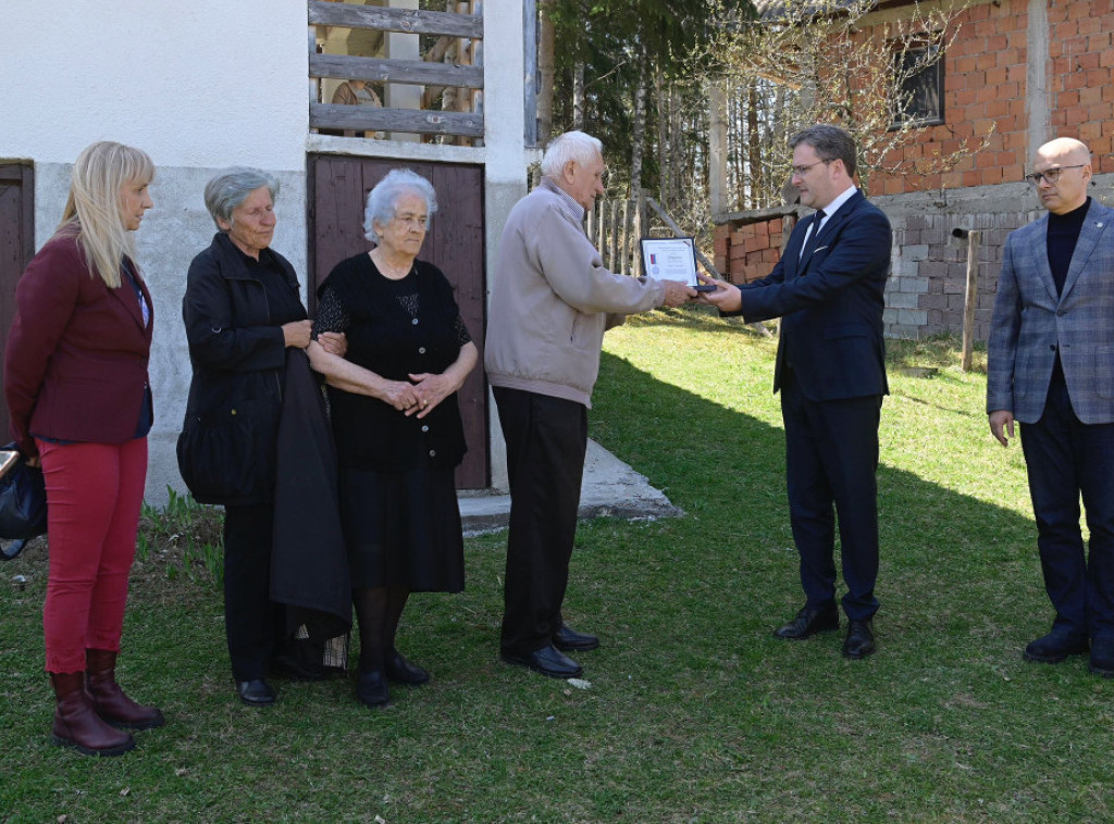 Ministar Selaković posthumno uručio Boračku spomenicu roditeljima vodnika Ivana Vasojevića stradalog na Košarama