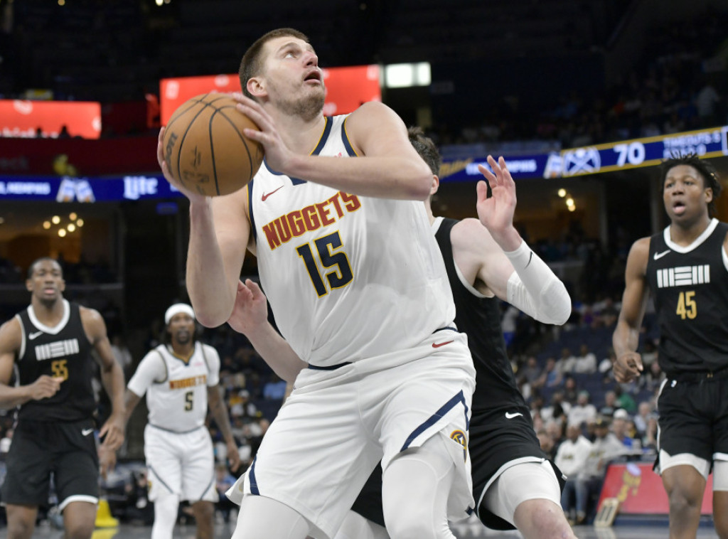 NBA: Jokićev dabl-dabl protiv Memfisa, Denver završio kao drugi na Zapadu