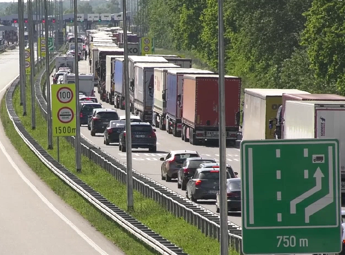 Teretnjaci na prelazu Sremska Rača čekaju 4 sata, bez dužih zadržavanja za automobile