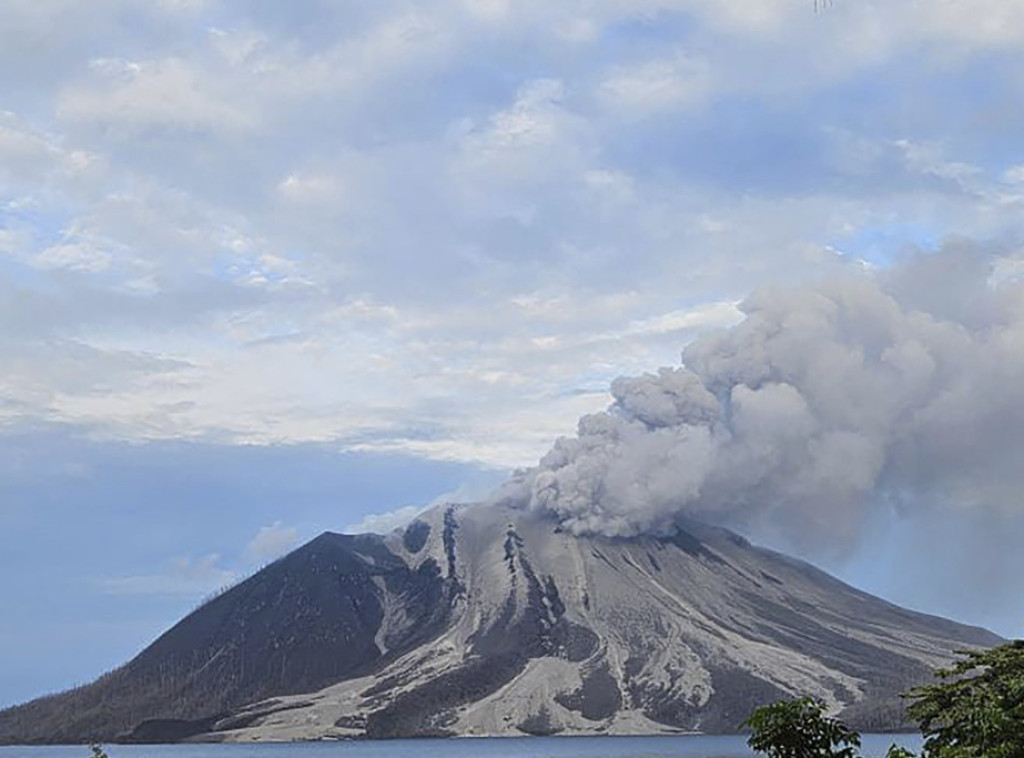 Ponovo eruptirao vulkan Ibu u Indoneziji, izbacuje pepeo pet kilometara uvis