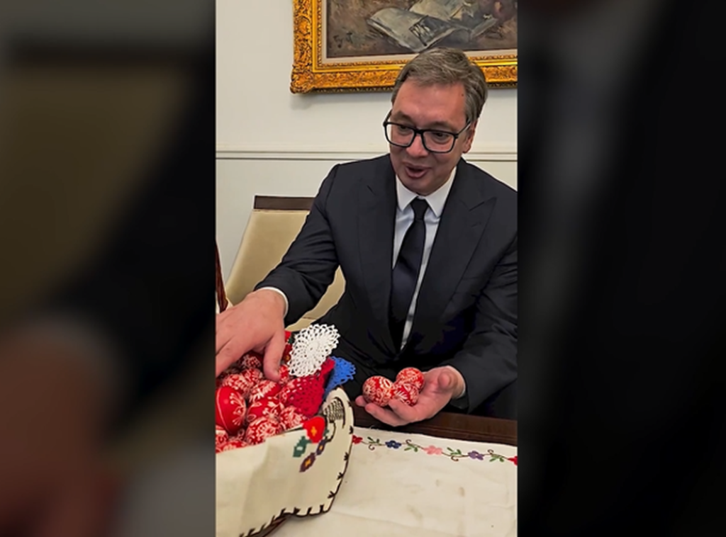 Aleksandar Vučić još jednom čestitao Vaskrs, pokazao i poklon koji je dobio od Srba sa KiM
