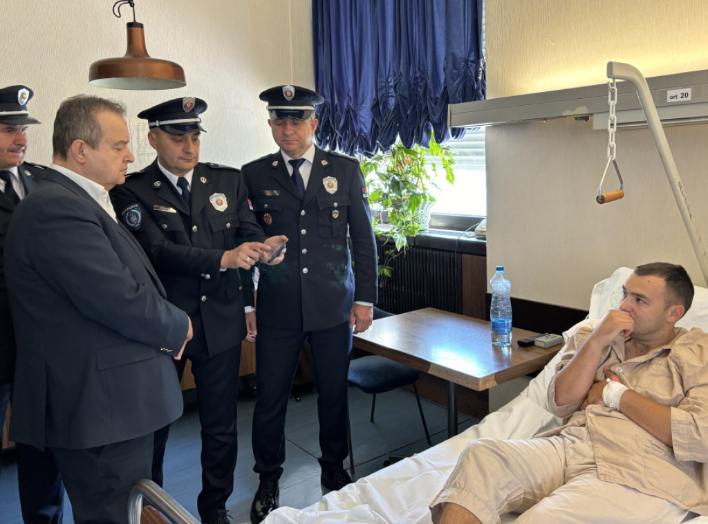 Dačić posetio saobraćajnog policajca teško povređenog na dužnosti