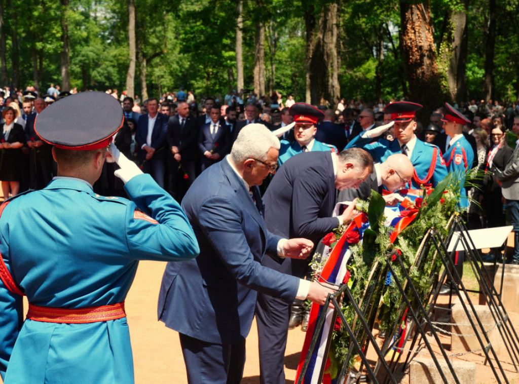 Pologanjem venaca u spomen-području Donja Gradina odata pošta žrtvama genocida