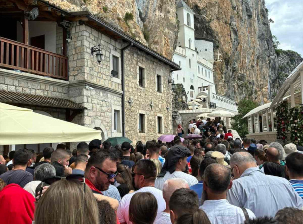 Hiljade vernika okupilo se u manastiru Ostrog na praznik Svetog Vasilija Ostroškog