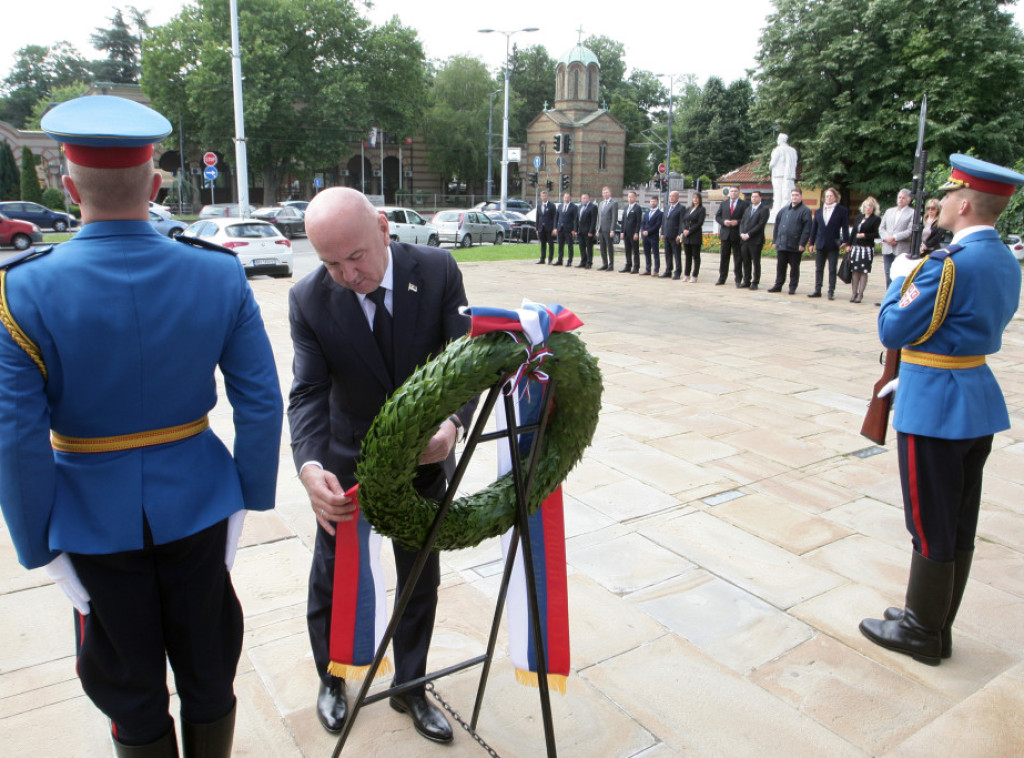 Popovic lays wreath at memorial to WWII liberators of Belgrade