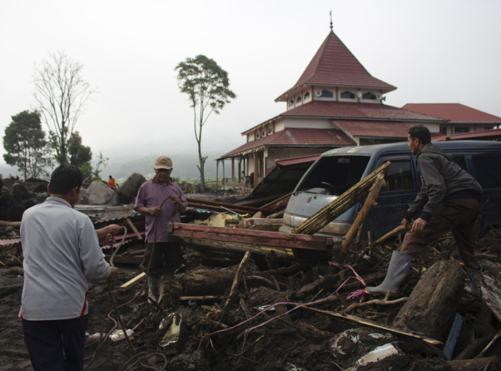 Broj poginulih u poplavama i klizištima u Indoneziji porastao na 62