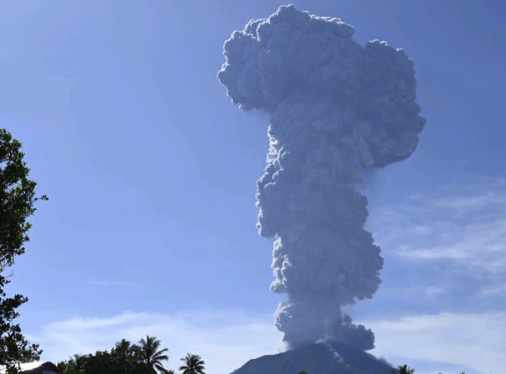 Zbog erupcije vulkana Ibu najviši nivo uzbune na indonežanskom ostrvu