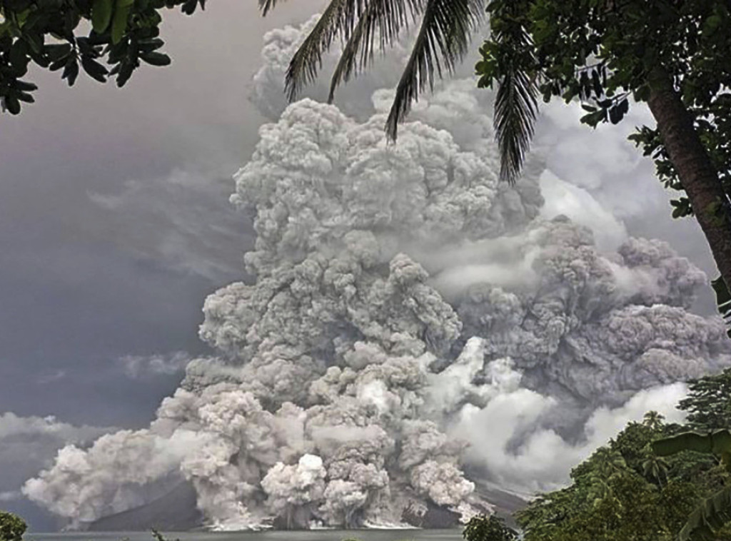 Erupcija vulkana Ibu na udaljenom indonežanskom ostrvu Halmahera