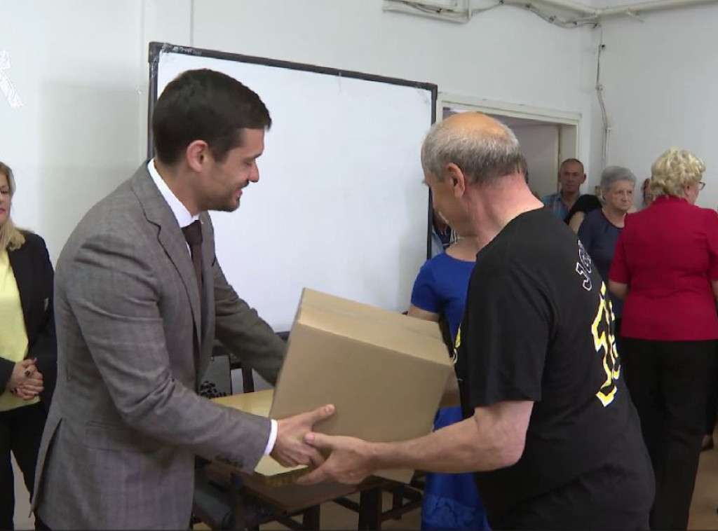 Počelo uručivanje pomoći penzionerima, u Rakovici pakete dobilo 323 korisnika
