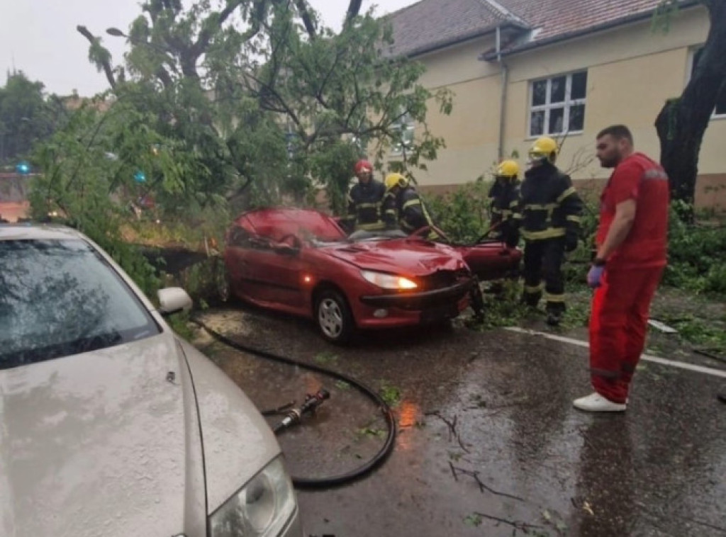 Snažno nevreme zahvatilo Srbiju: U Somboru nastradala žena, u Novom Pazaru proglašena vanredna situacija