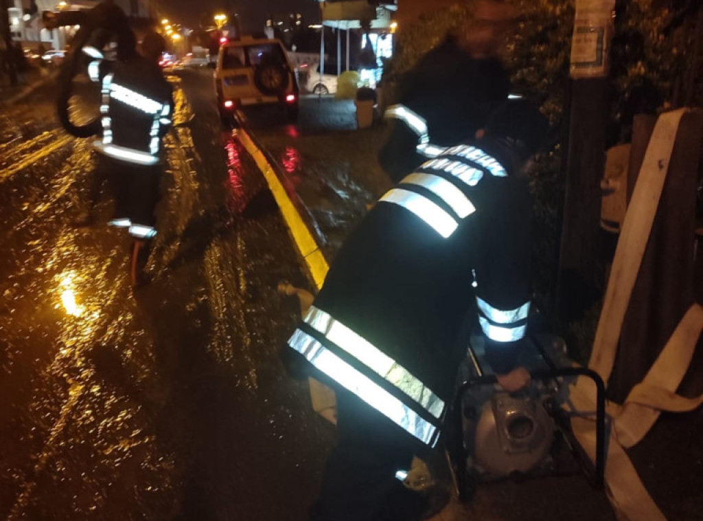 U Novom Pazaru zbog nevremena evakuisane tri osobe, u Užicu dvoje i beba, u Somboru stradala žena