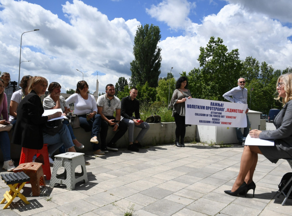 Kosovska Mitrovica: Novinari Jedinstva protestovali zbog iseljavanja iz radnih prostorija