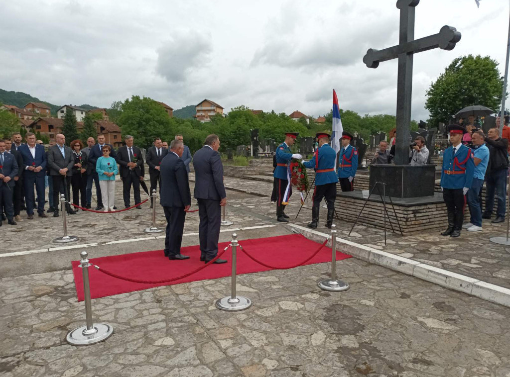 Milorad Dodik, Radovan Višković i Željka Cvijanović položili vence na spomen-krst na groblju u Bratuncu