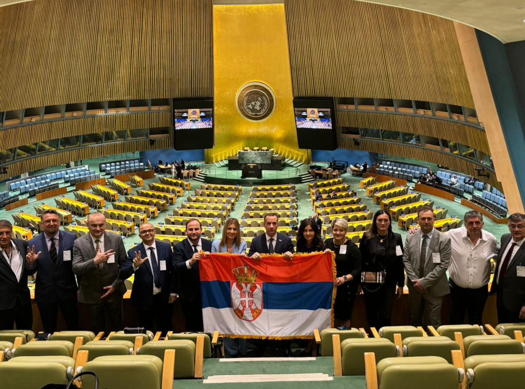 Obezbeđenje UN pokušalo da otme zastavu Srbije srpskim žrtvama iz BiH