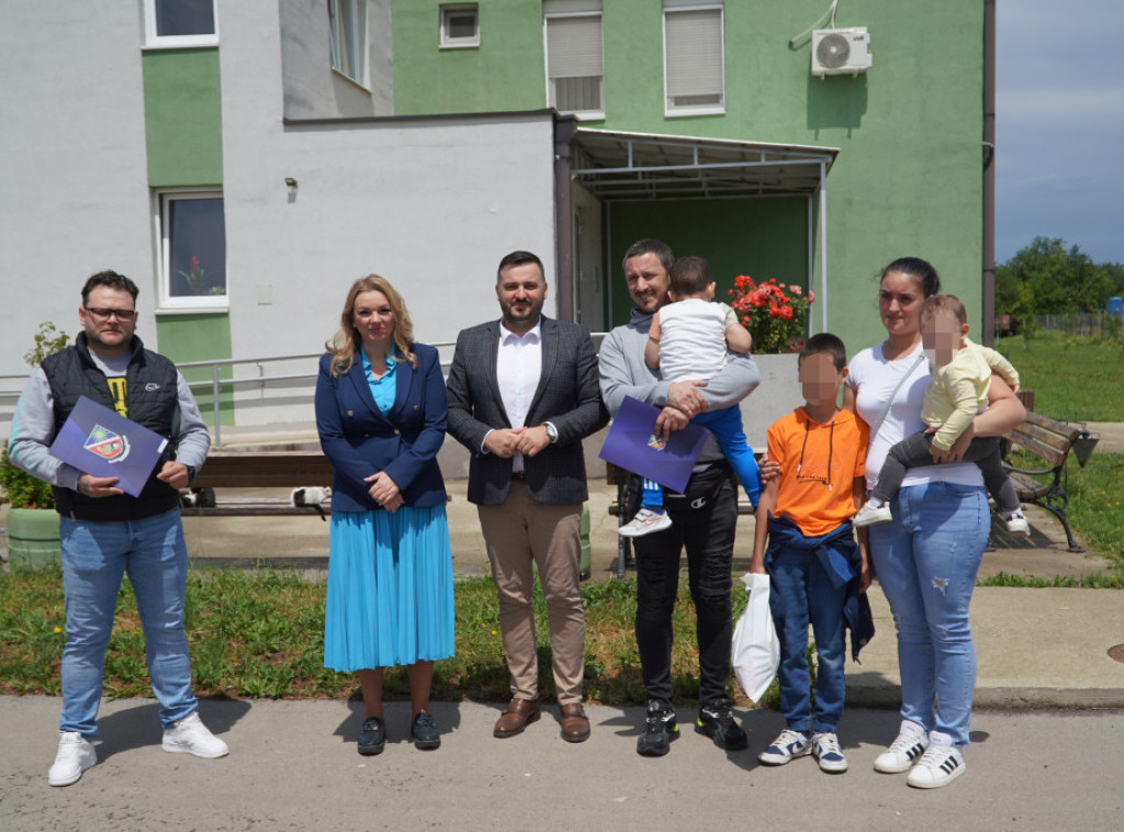 Dve izbegličke porodice u Temerinu dobile stanove, ključeve uručili predsednik opštine i komesarka za izbeglice