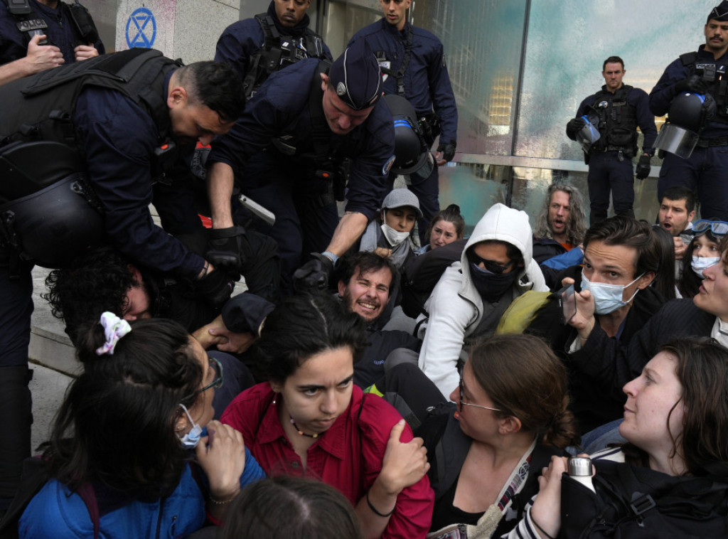 Više od 170 klimatskih aktivista uhapšeno zbog nasilnog protesta u Parizu