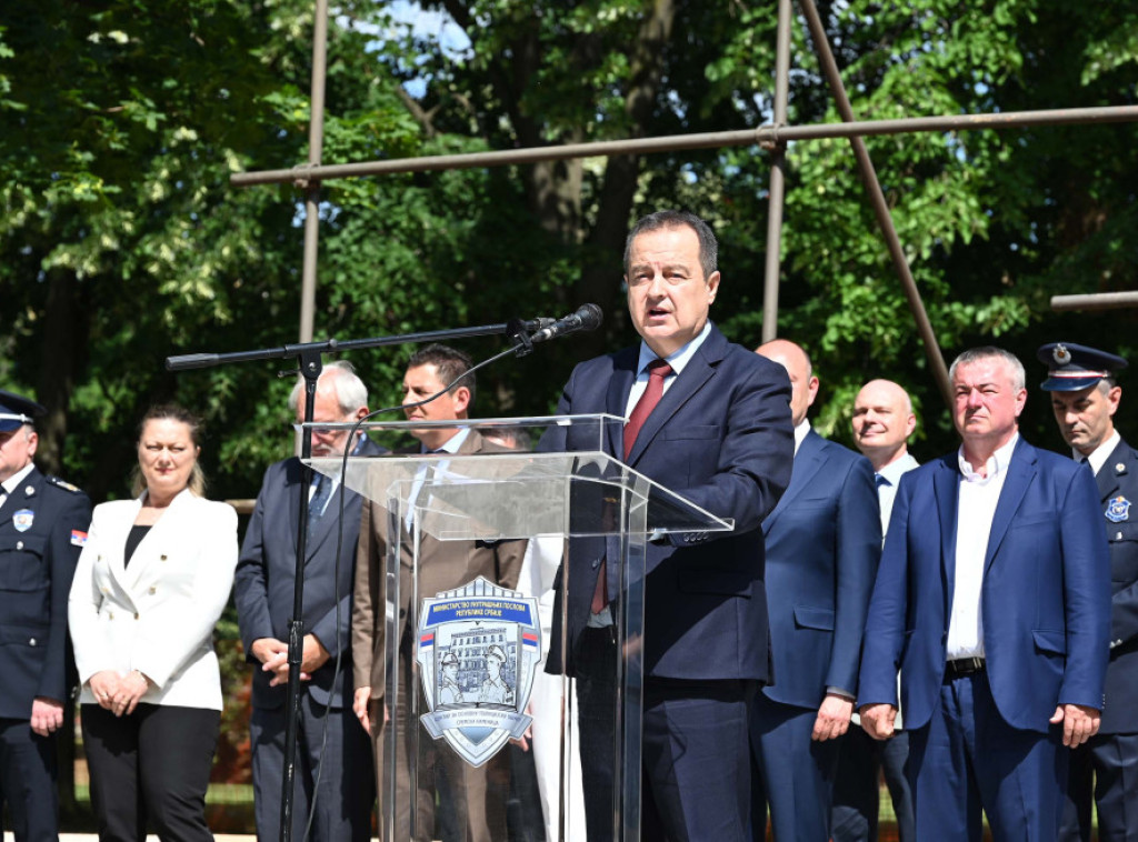 Dačić poručio budućim policajcima da štite građane i Ustav Srbije