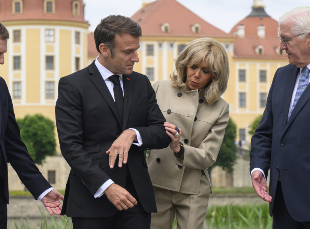 Makron i prva dama Francuske položili venac na Memorijal holokausta u Berlinu