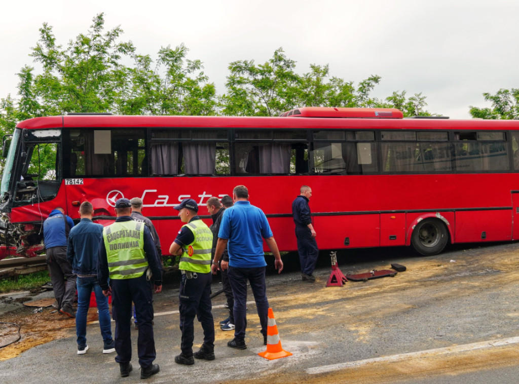 Lasta: Putničko vozilo se kretalo u suprotnom smeru i udarilo u autobus