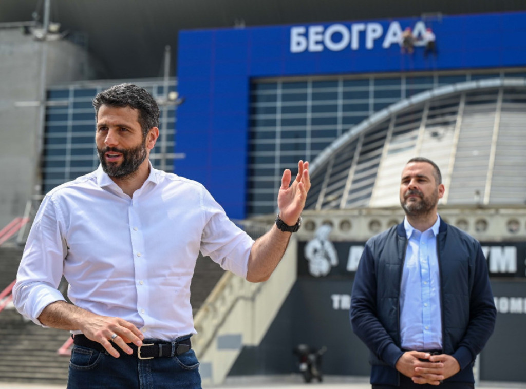 Šapić obišao radove na postavljanju natpisa "Beogradska arena"