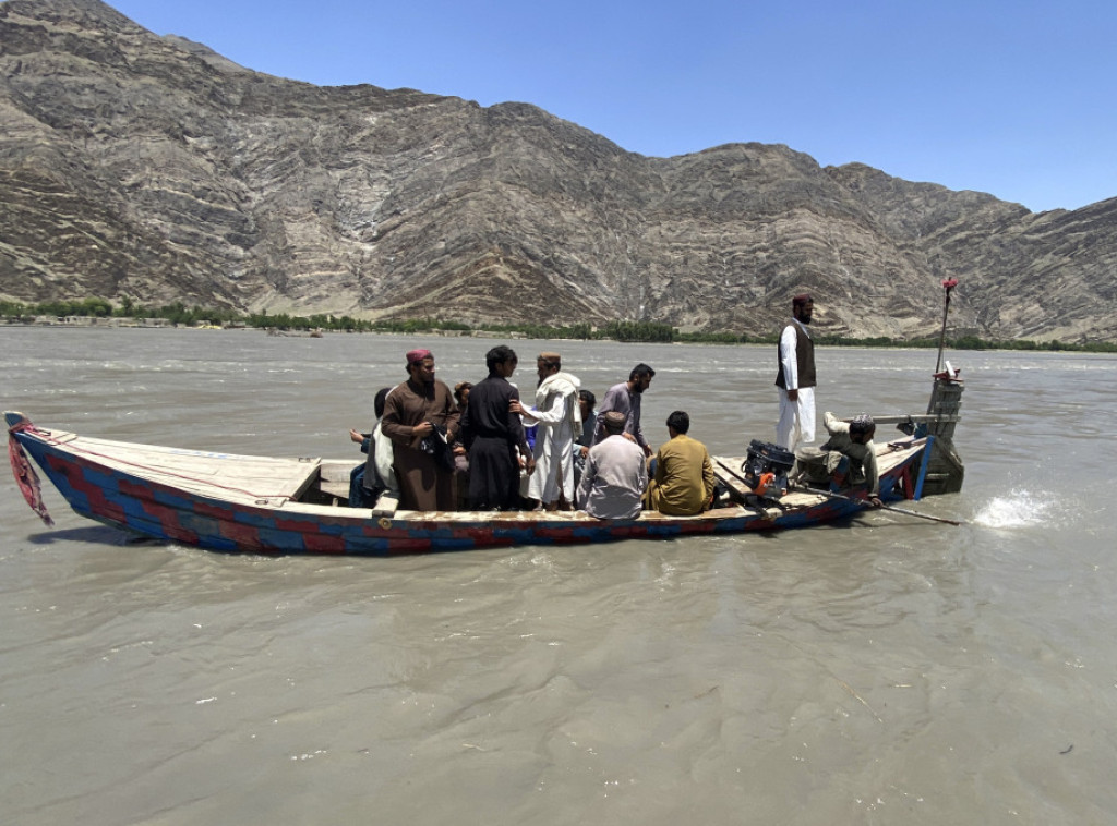 Potonuo čamac u Avaganistanu, izvučeno pet tela, za 15 ljudi se traga
