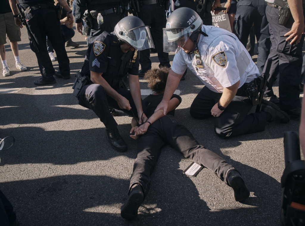 Njujorška policija nasilno uhapsila demonstrante u Bruklinskom muzeju