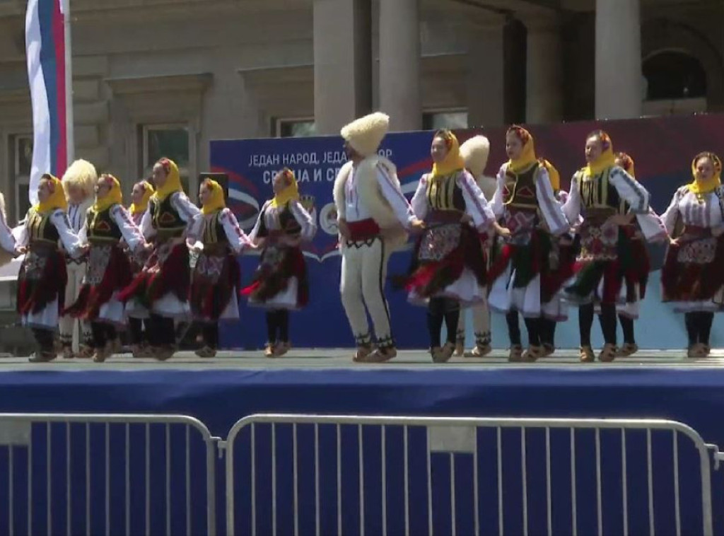 Folkloraši iz Republike Srpske nastupili ispred Skupštine grada Beograda