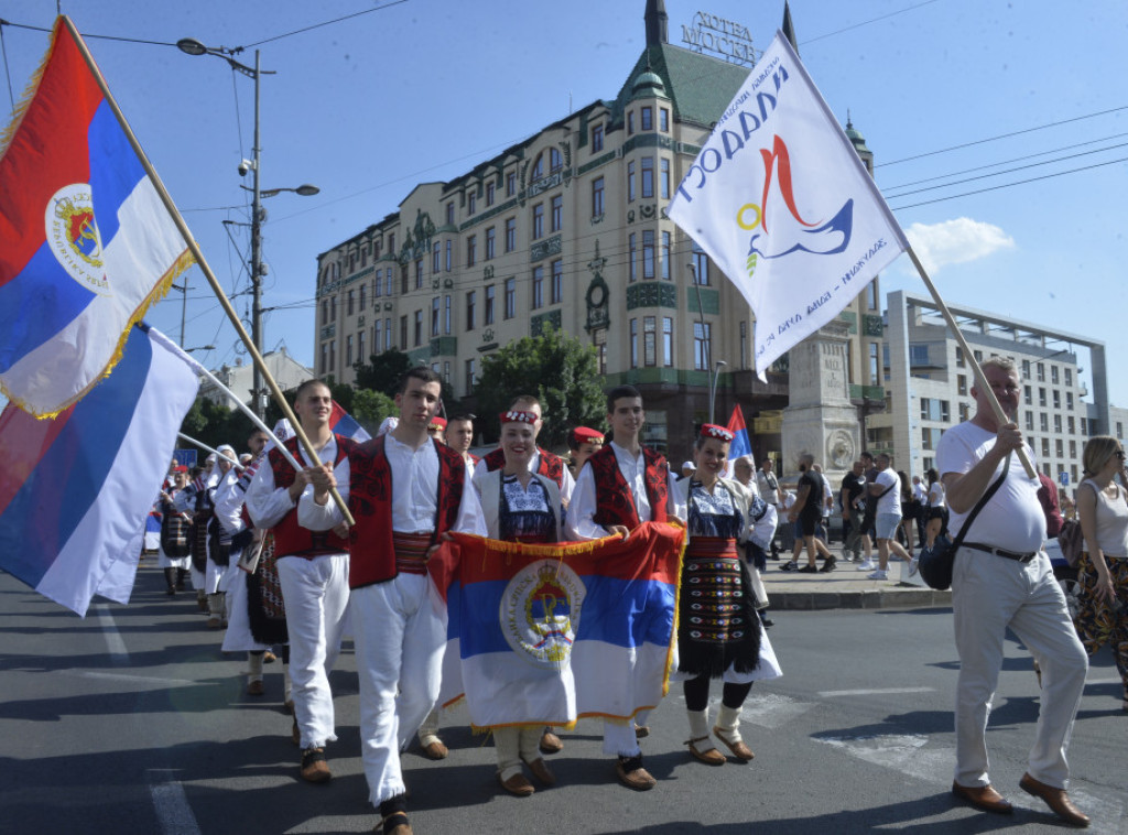 Folkloraši Srbije i Republike Srpske razmenili zastave u centru Beograda