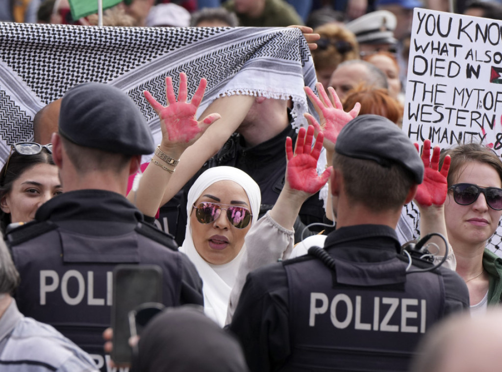 Nemačkog kancelara Olafa Šolca izviždali propalestinski demonstranti