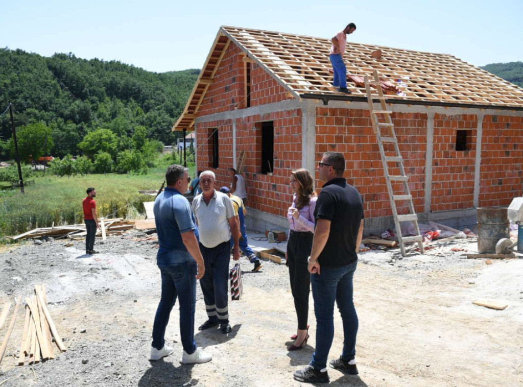 Stojković i Todosijević obišli petočlanu porodicu Antonijević u selu Banjska