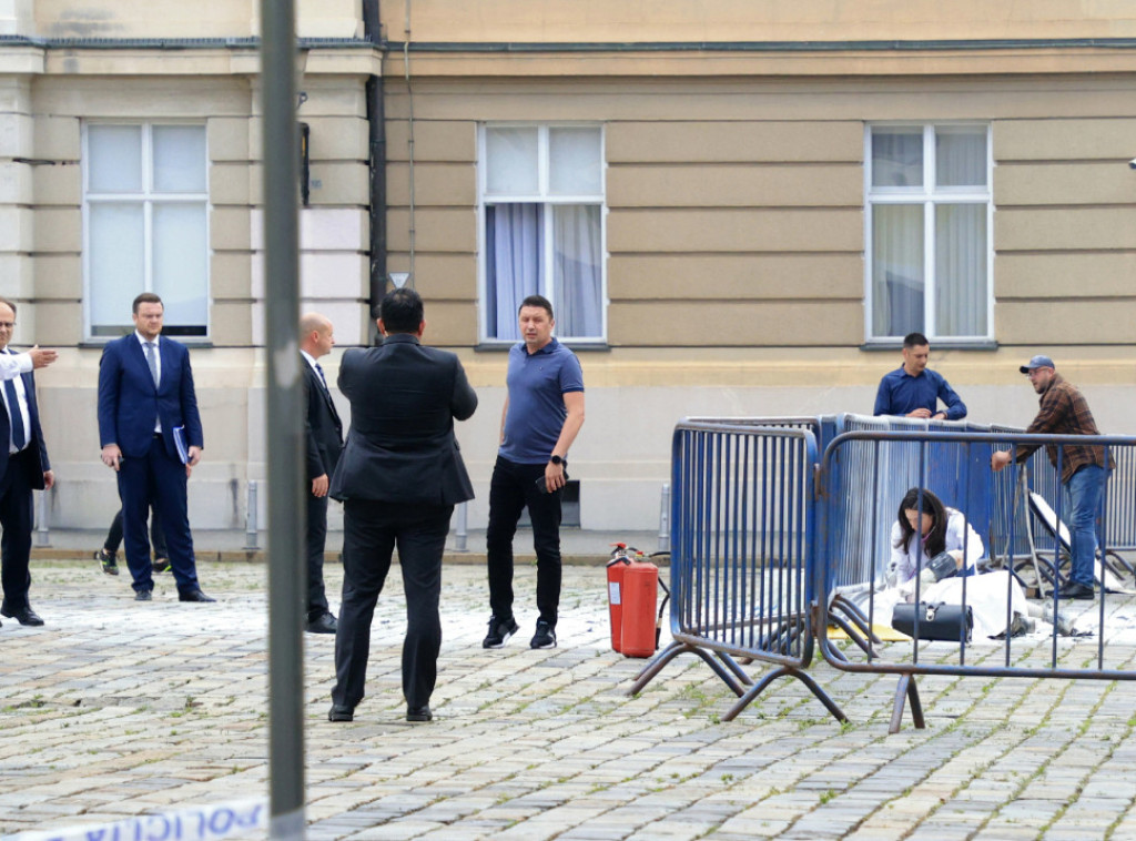 Zagreb: Muškarac se polio benzinom i zapalio na Markovom trgu, životno je ugrožen