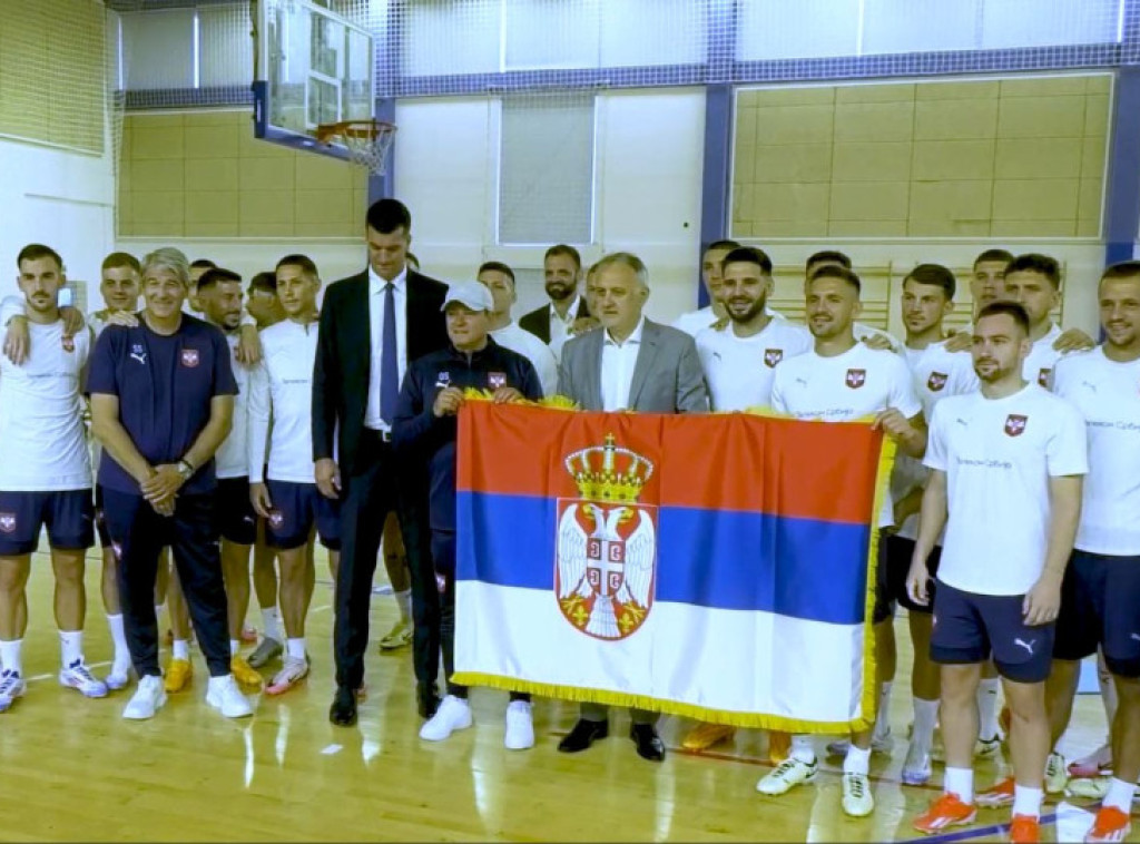 Gajić posetio fudbalere i simbolično predao zastavu Srbije Stojkoviću i Tadiću