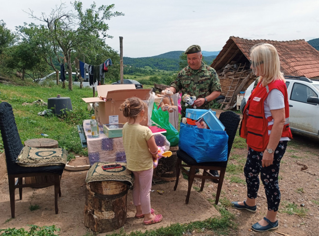 Predstavnici Vojske Srbije uručili pakete pomoći meštanima udaljenih planinskih sela