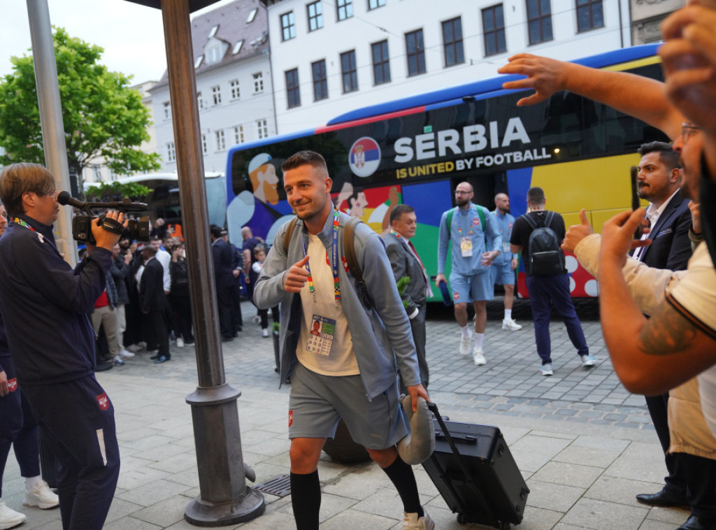 FudbalerI Srbije stigli u Augsburg - bazu tokom Evropskog prvenstva, ovacije navijača ispred hotela