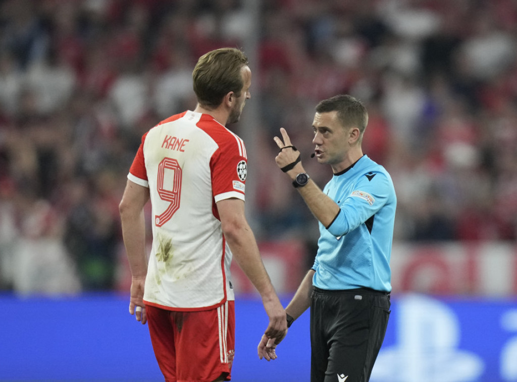 Francuski fudbalski arbitar Kleman Tirpen sudi na otvaranju Evropskog prvenstva