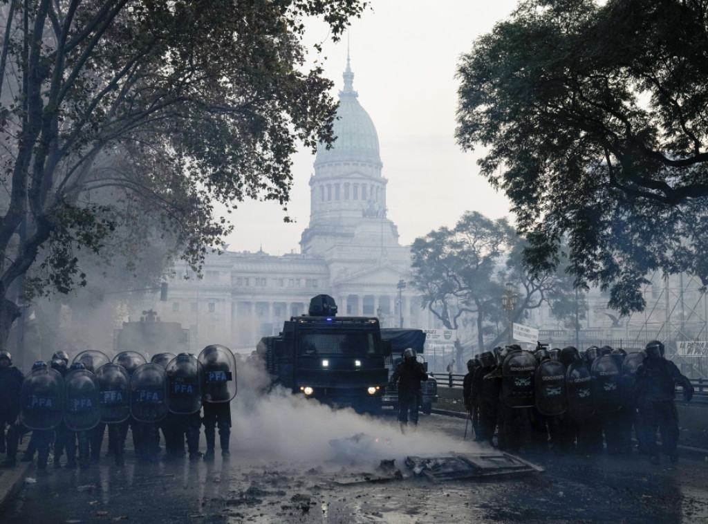 Suzavac i vodeni topovi na protestima u Buenos Airesu zbog predsednikovih reformi