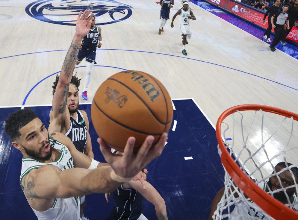 Košarkaši Bostona savladali Dalas, Seltiksi na pobedu od titule u NBA ligi