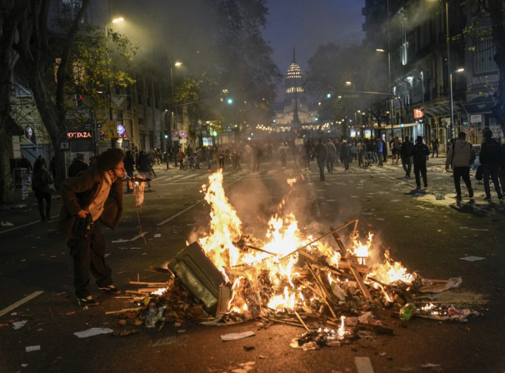 Hiljade Argentinaca protestuje protiv ekonomskih reformi Havijera Mileja