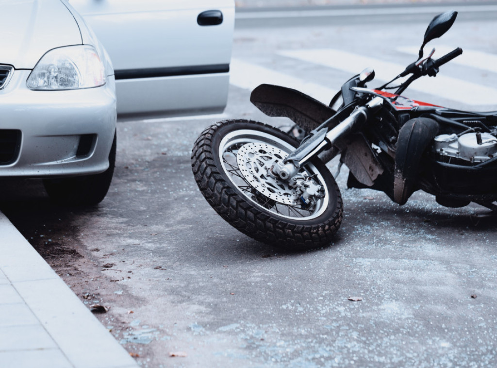 Muškarac lakše povređen kada je oboren sa motora u Francuskoj ulici