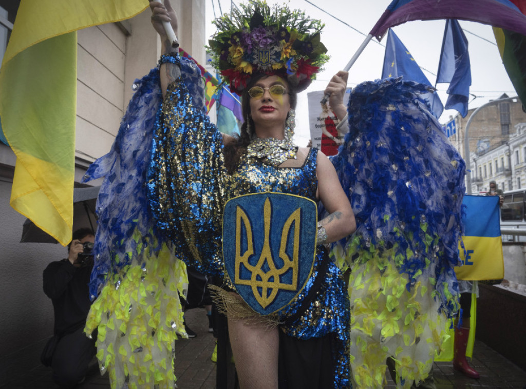 Nekoliko stotina LGBT ukrajinskih vojnika i njihovih pristalica na protestu u Kijevu