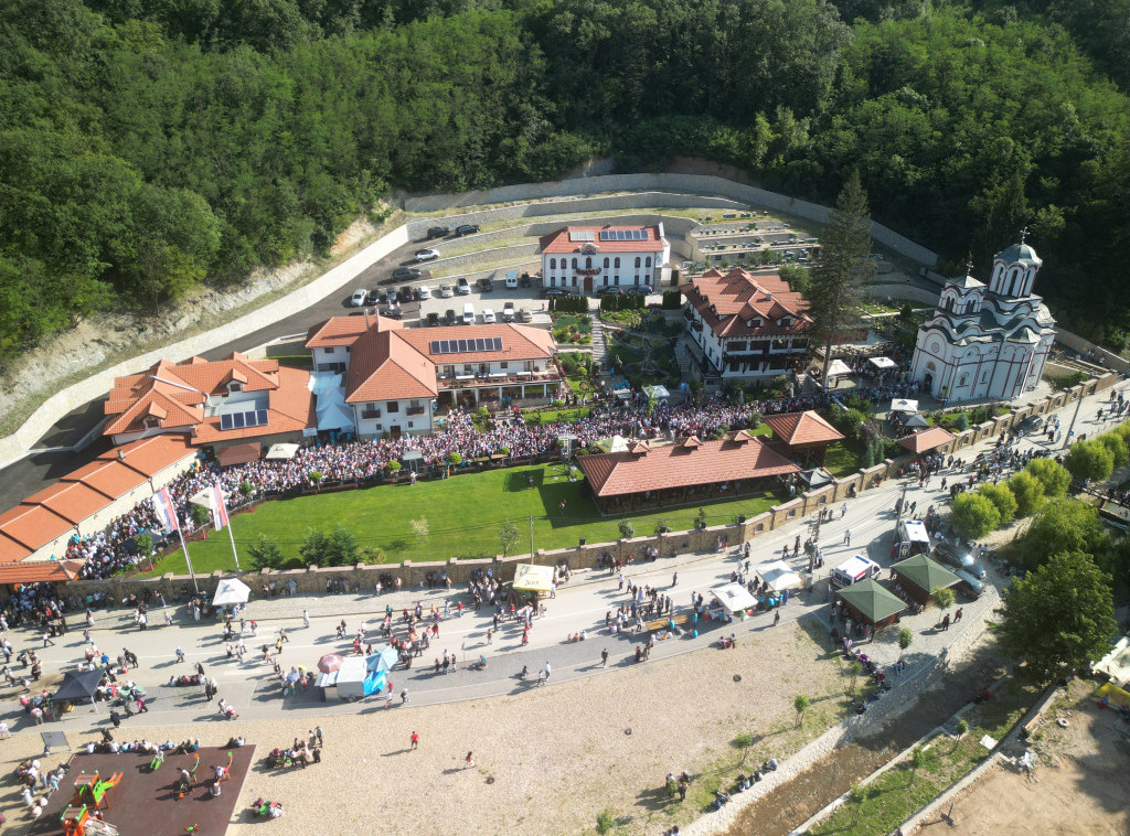 Tradicionalno presvlačenje moštiju Svetog Zosima održano u manastiru Tumane