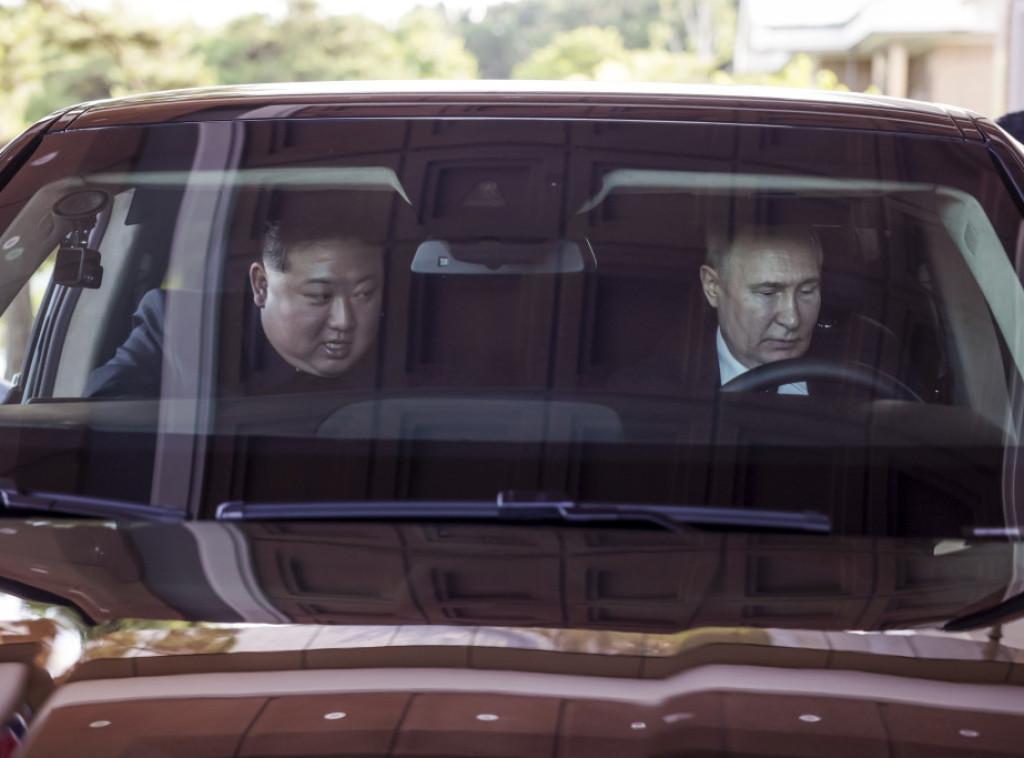 Putin provozao Kima u ruskoj limuzini Aurus u Pjongjangu, koju mu je poklonio
