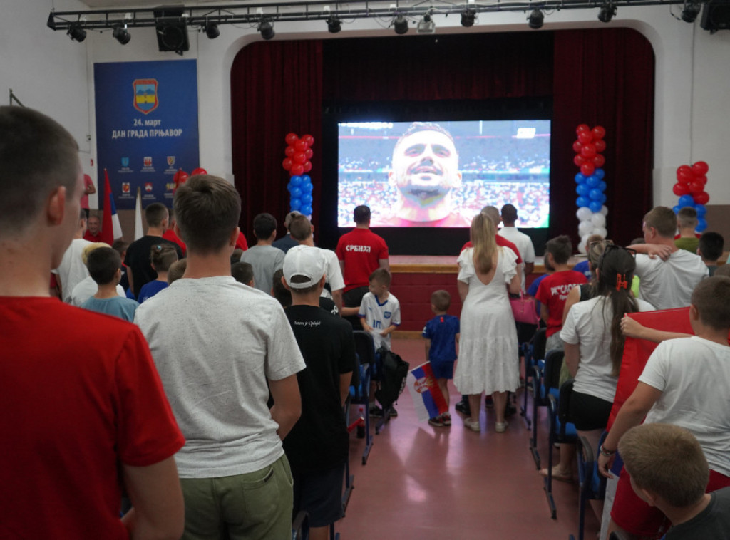 Ministri Srbije i RS Đorđe Milićević i Zlatan Klokić  s decom u Prnjavoru gledali Srbiju na Evropskom prvenstvu