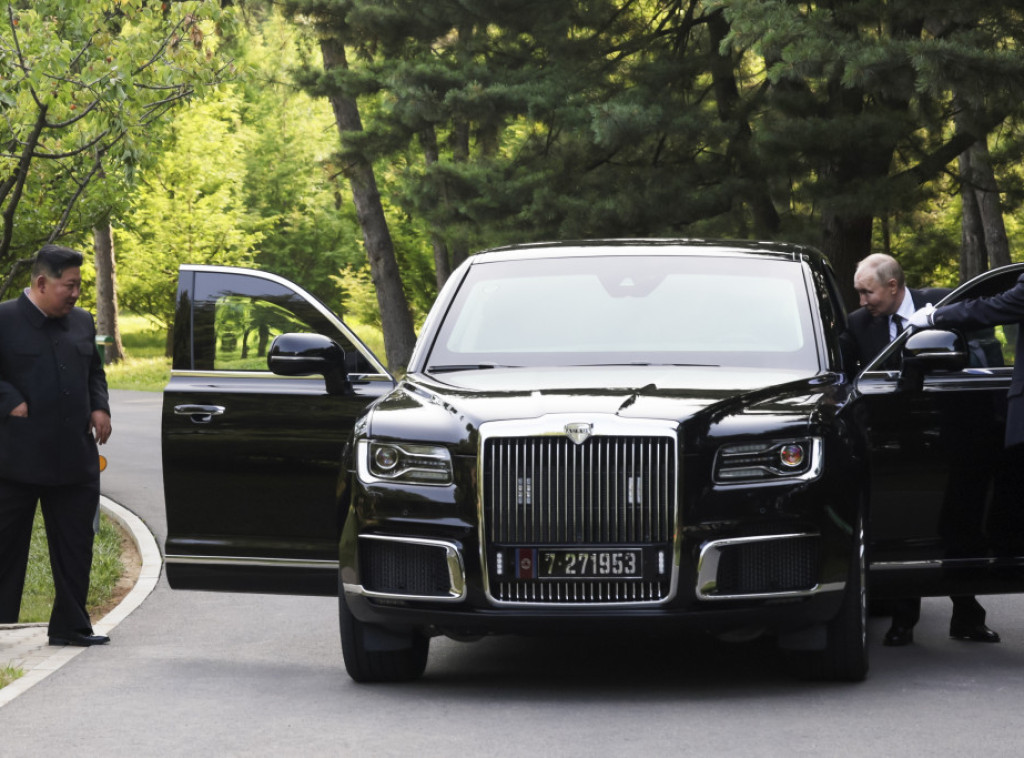 Putin Kim Džong Unu poklonio limuzinu Aurus sa pobedničkim brojem na tablici