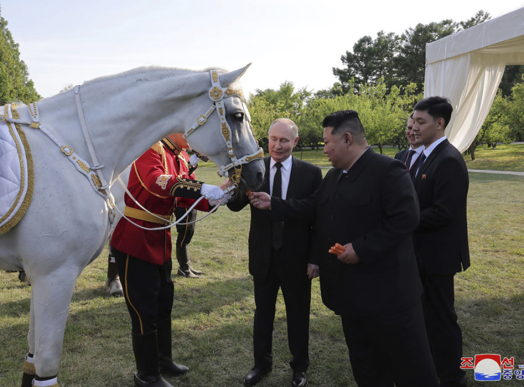 Vladimir Putin i Kim Džong Un hranili bele konje kasače